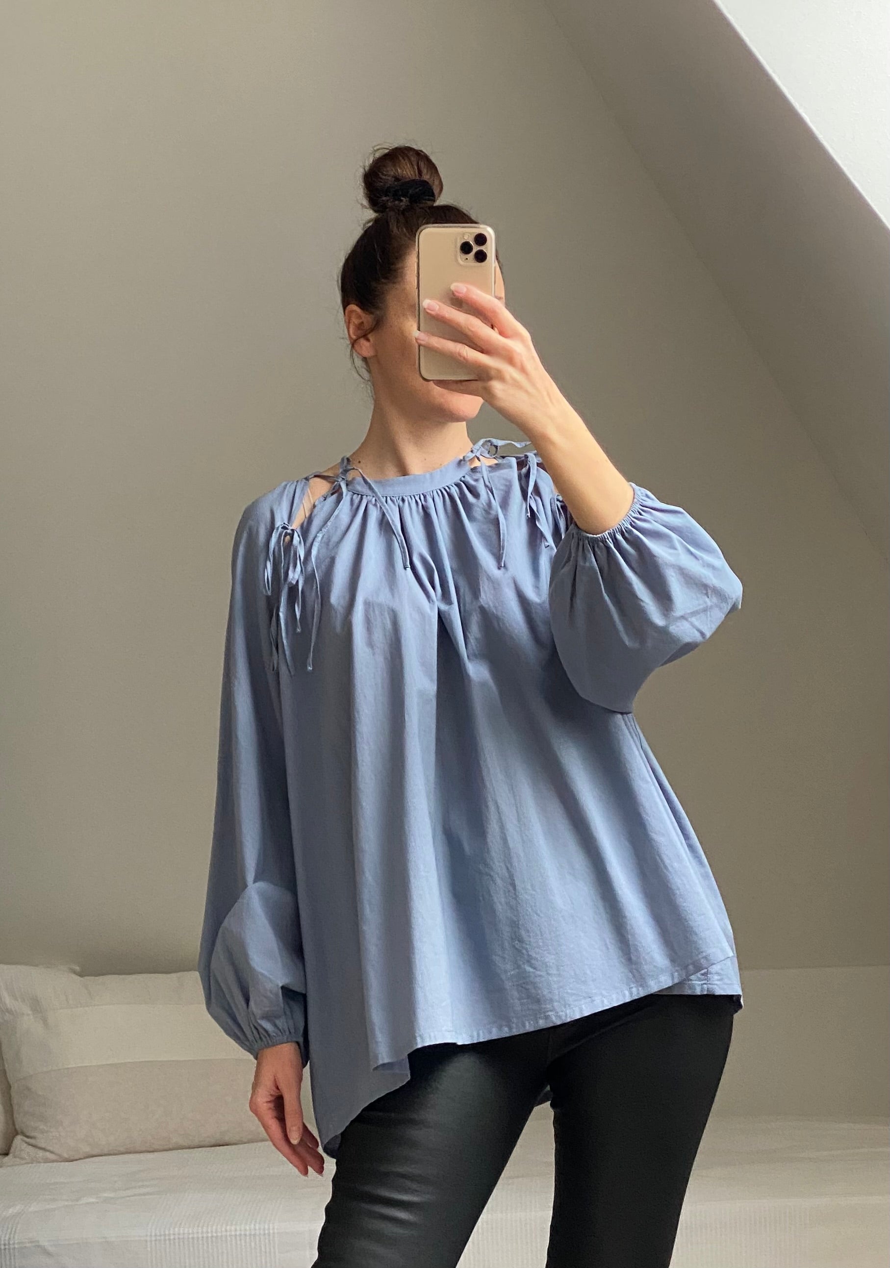 Bluse mit Bändern