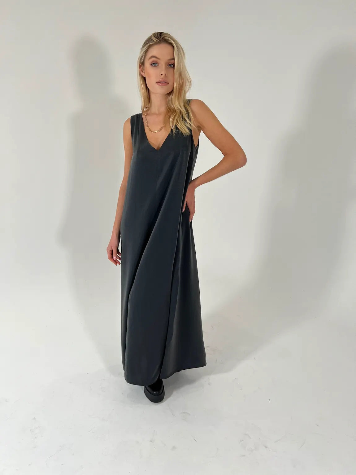 Kleid mit V-Ausschnitt in Maxilänge